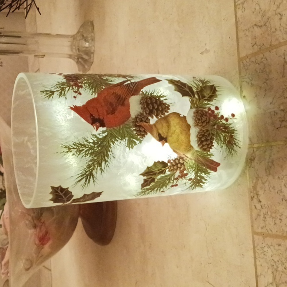 Holiday hurricane/vase 8" frosted glass w/ cardinals, by Valeri/Qvc,w-lights,New - Picture 7 of 16